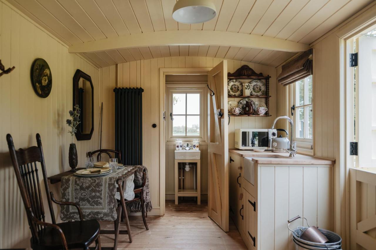 The Shepherds Huts & The Well Lodge At Ormesby Manor Ormesby Saint Michael Esterno foto