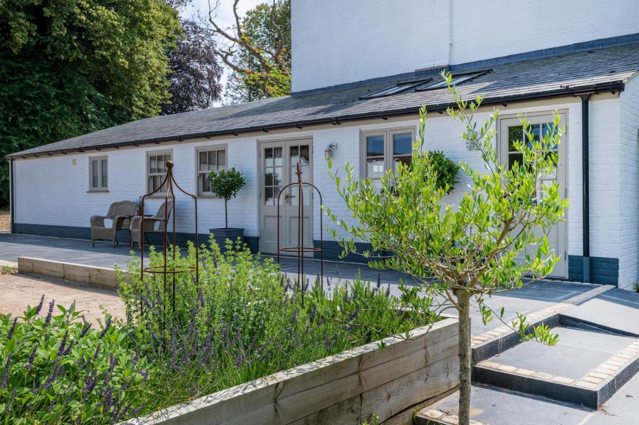 The Shepherds Huts & The Well Lodge At Ormesby Manor Ormesby Saint Michael Esterno foto