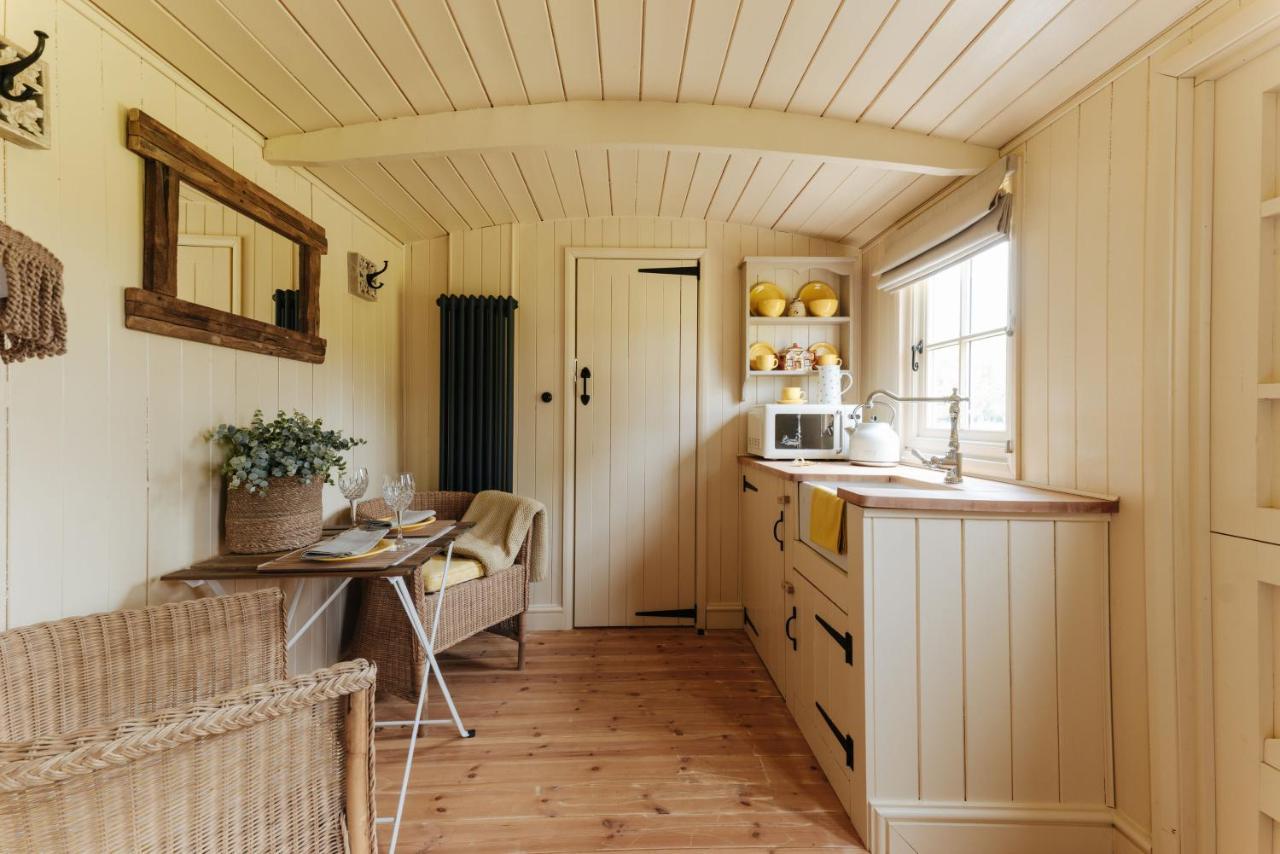 The Shepherds Huts & The Well Lodge At Ormesby Manor Ormesby Saint Michael Esterno foto