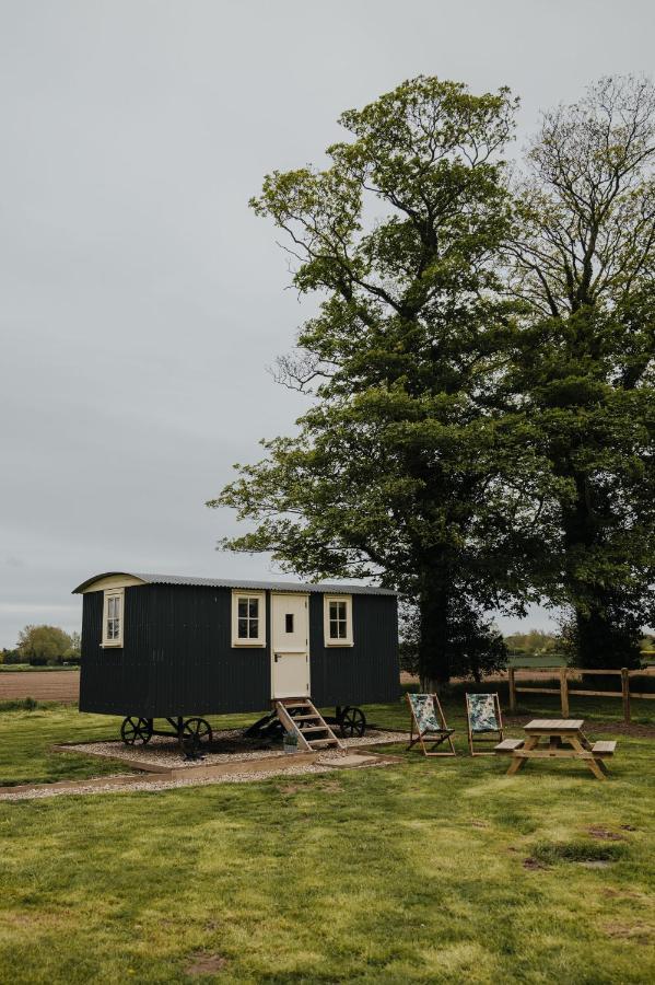 The Shepherds Huts & The Well Lodge At Ormesby Manor Ormesby Saint Michael Esterno foto
