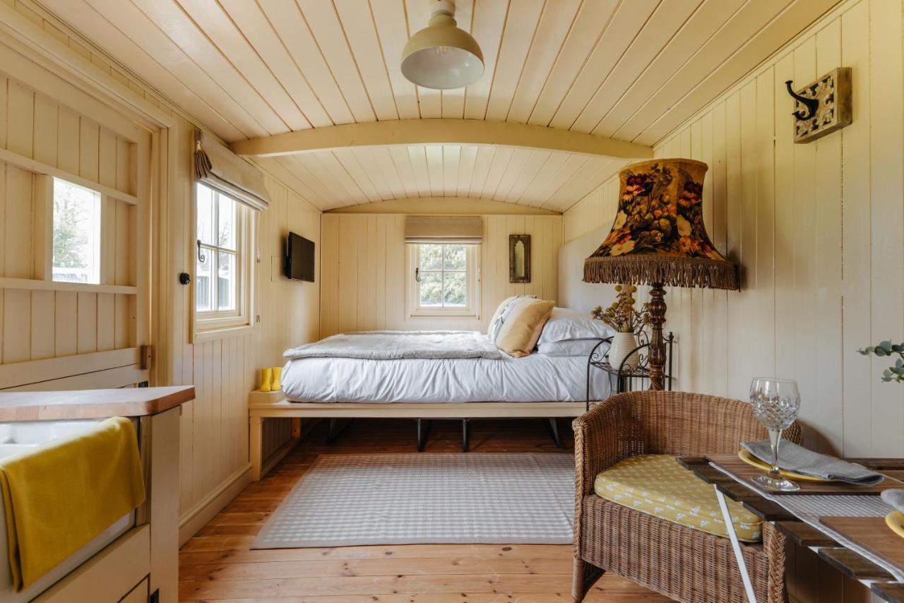 The Shepherds Huts & The Well Lodge At Ormesby Manor Ormesby Saint Michael Esterno foto