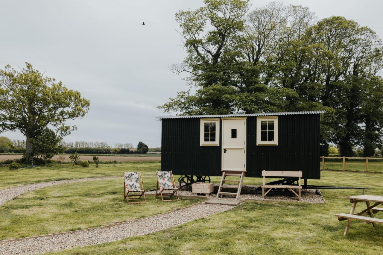 The Shepherds Huts & The Well Lodge At Ormesby Manor Ormesby Saint Michael Esterno foto