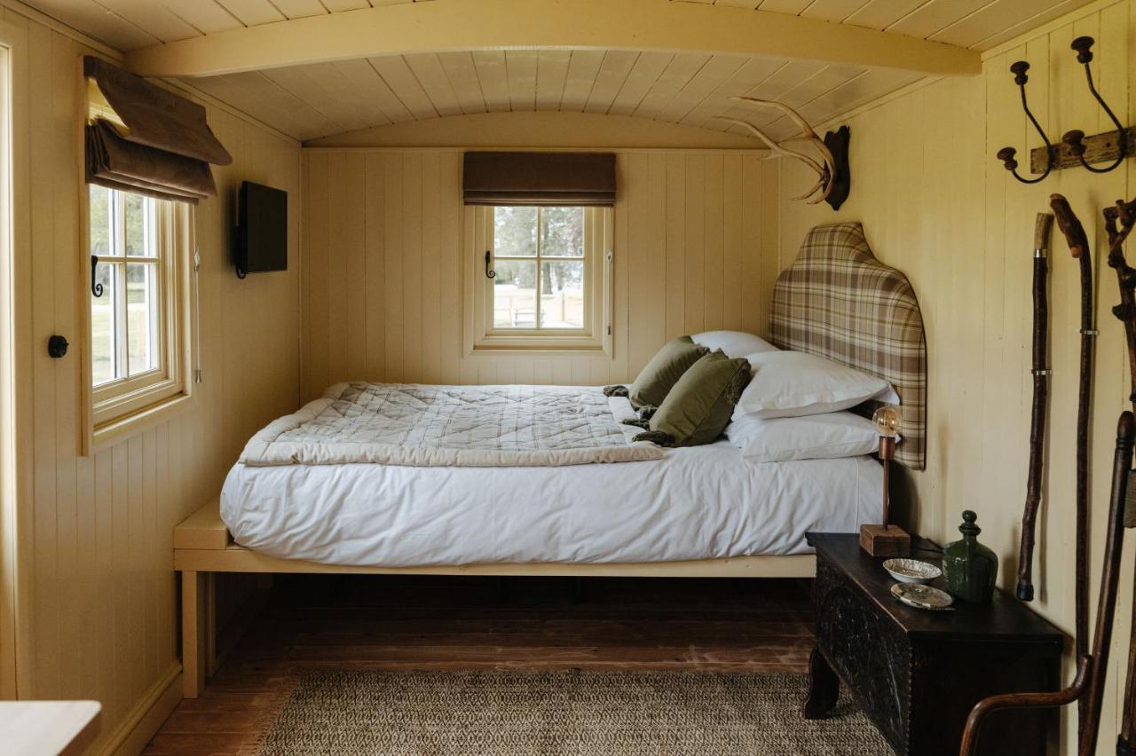 The Shepherds Huts & The Well Lodge At Ormesby Manor Ormesby Saint Michael Esterno foto