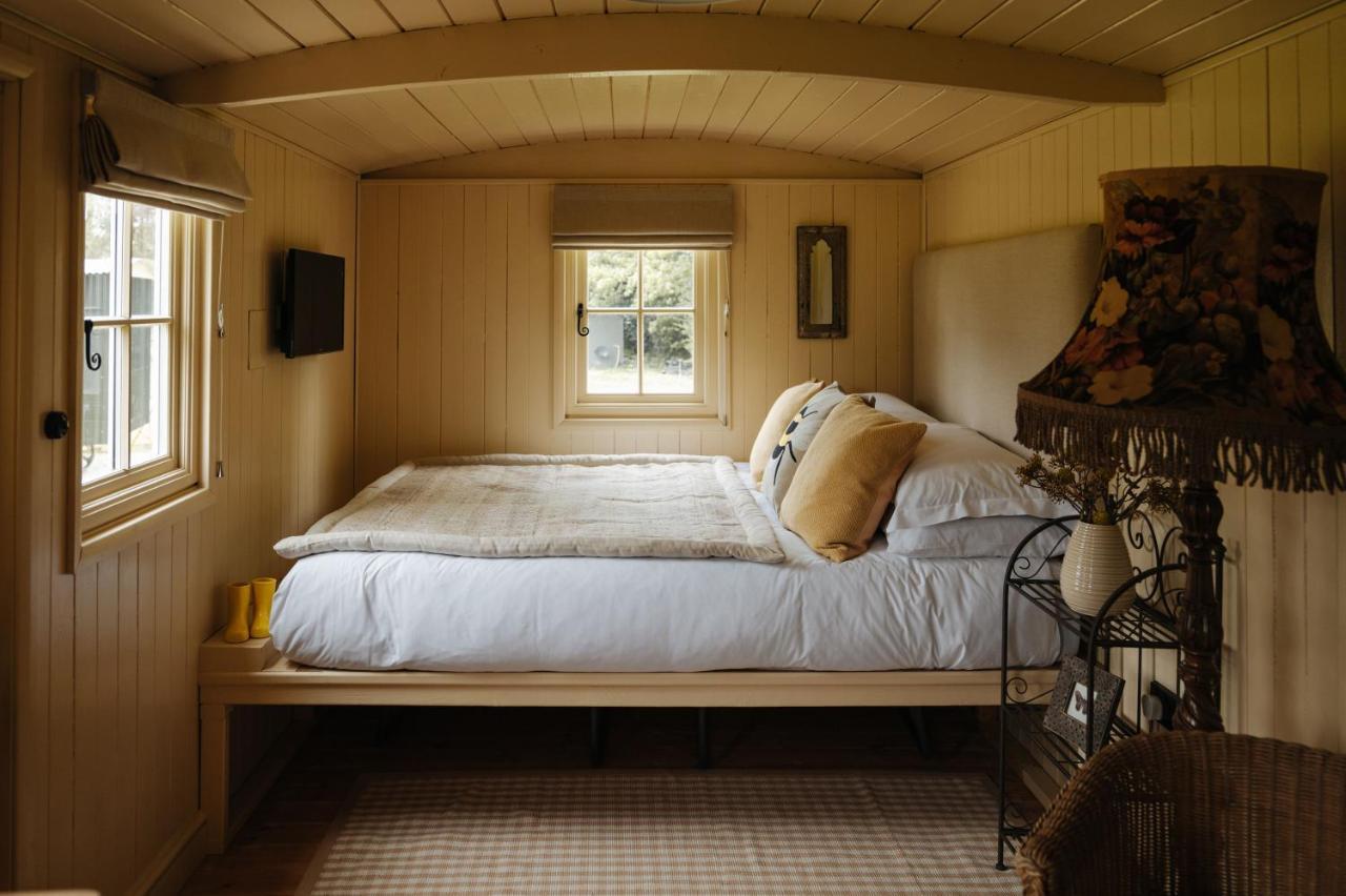 The Shepherds Huts & The Well Lodge At Ormesby Manor Ormesby Saint Michael Esterno foto