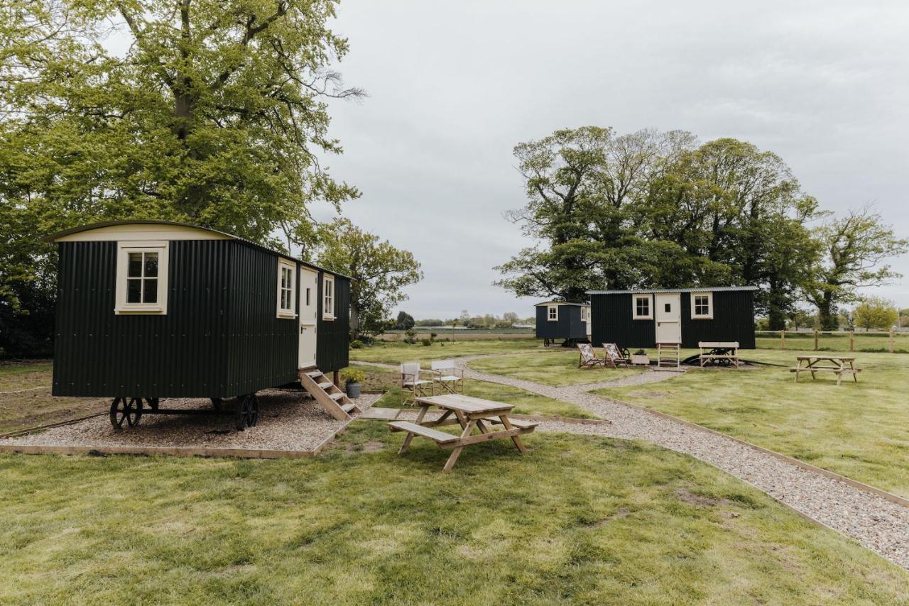 The Shepherds Huts & The Well Lodge At Ormesby Manor Ormesby Saint Michael Esterno foto