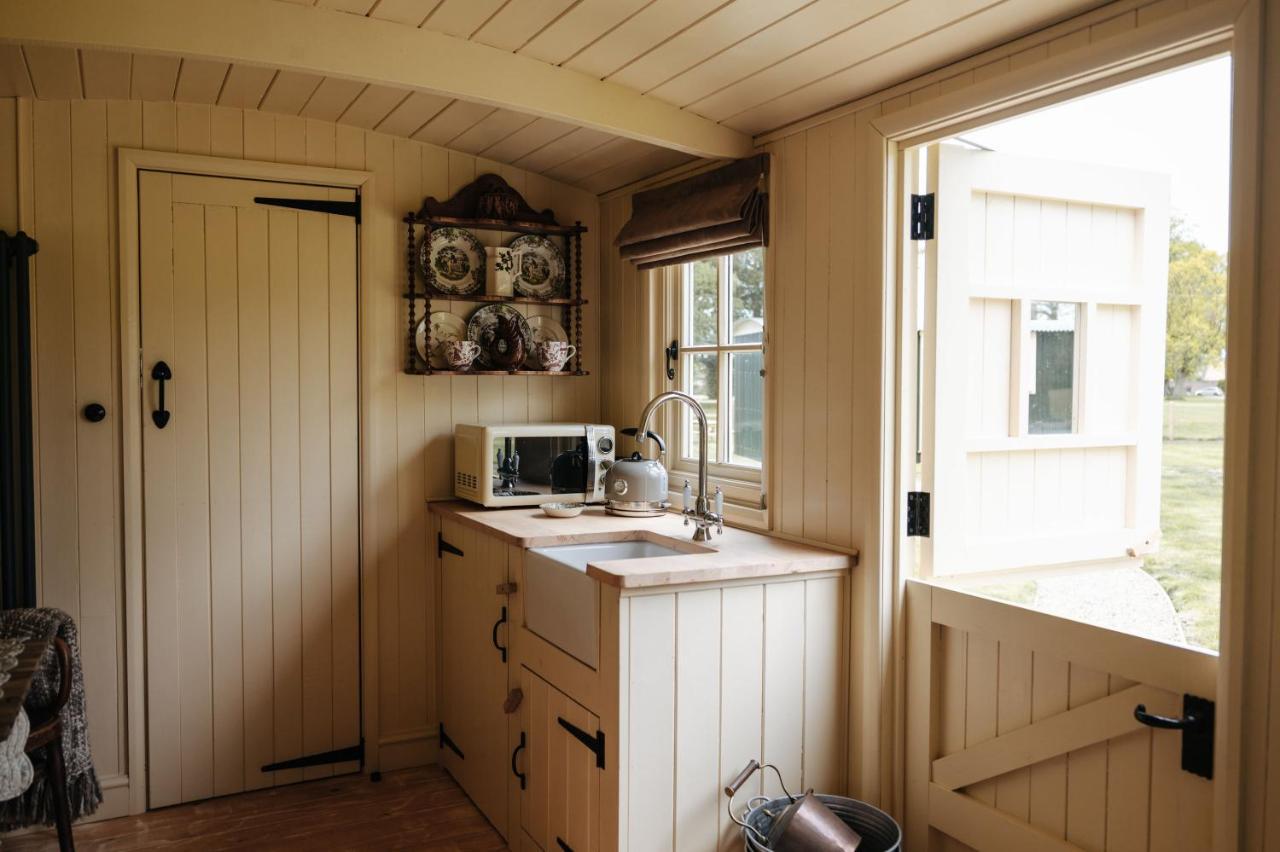 The Shepherds Huts & The Well Lodge At Ormesby Manor Ormesby Saint Michael Esterno foto