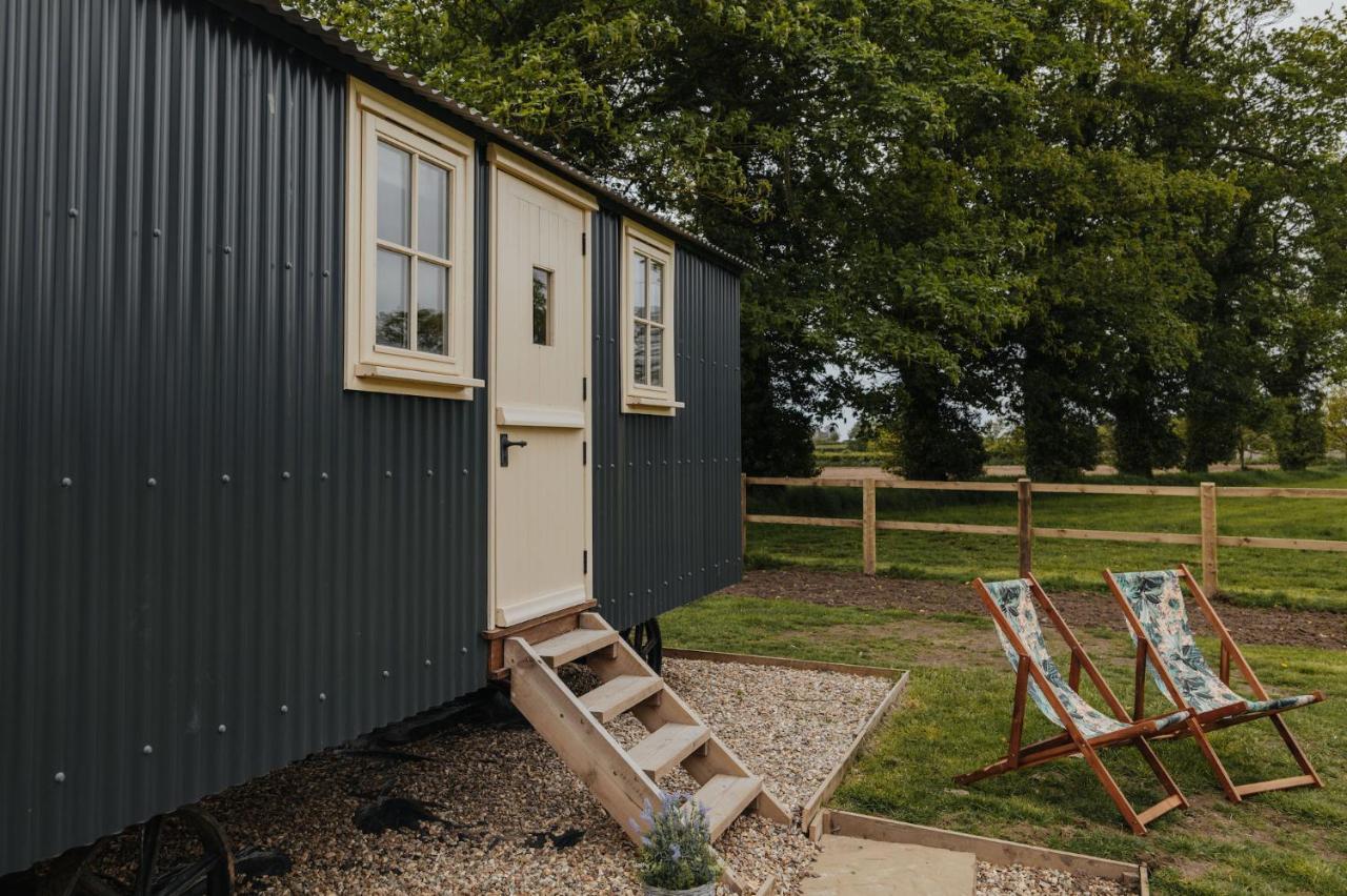 The Shepherds Huts & The Well Lodge At Ormesby Manor Ormesby Saint Michael Esterno foto