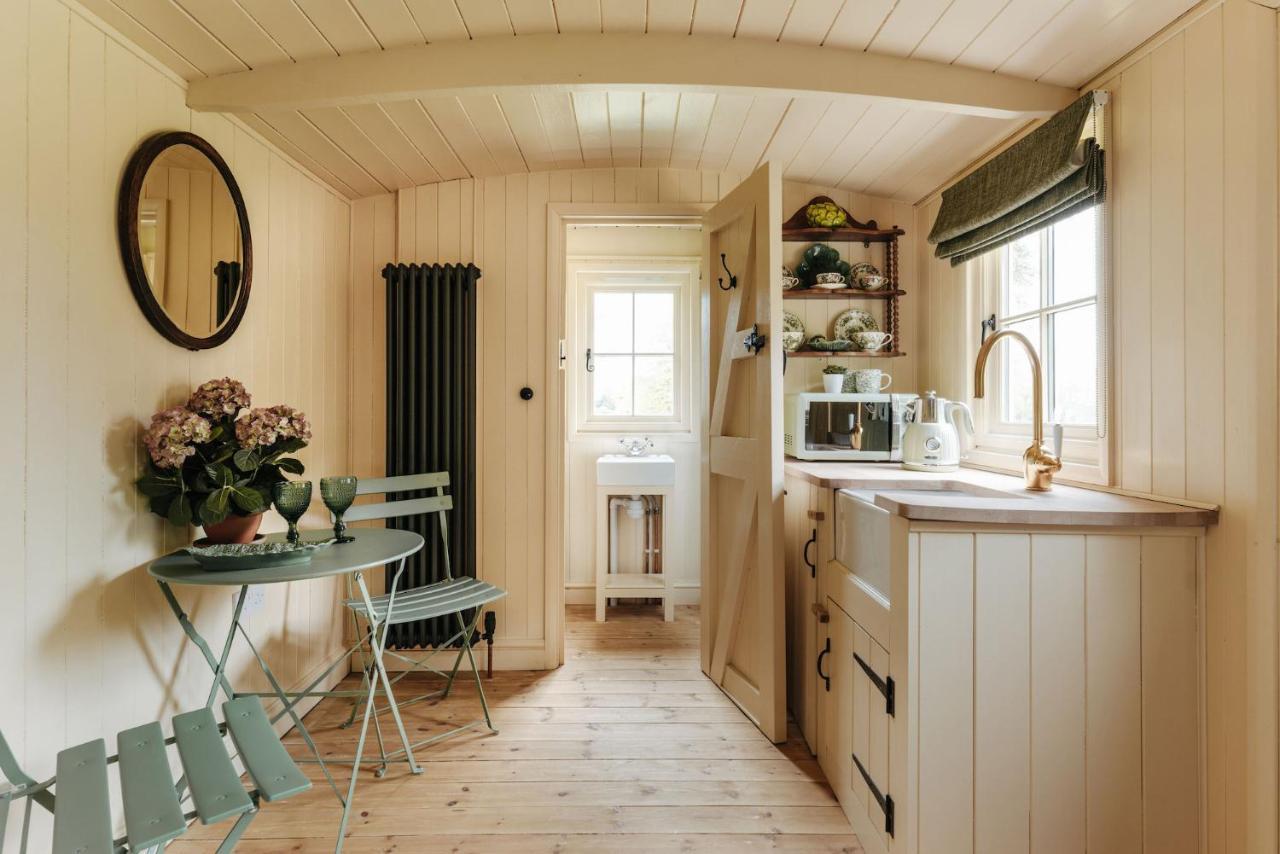 The Shepherds Huts & The Well Lodge At Ormesby Manor Ormesby Saint Michael Esterno foto