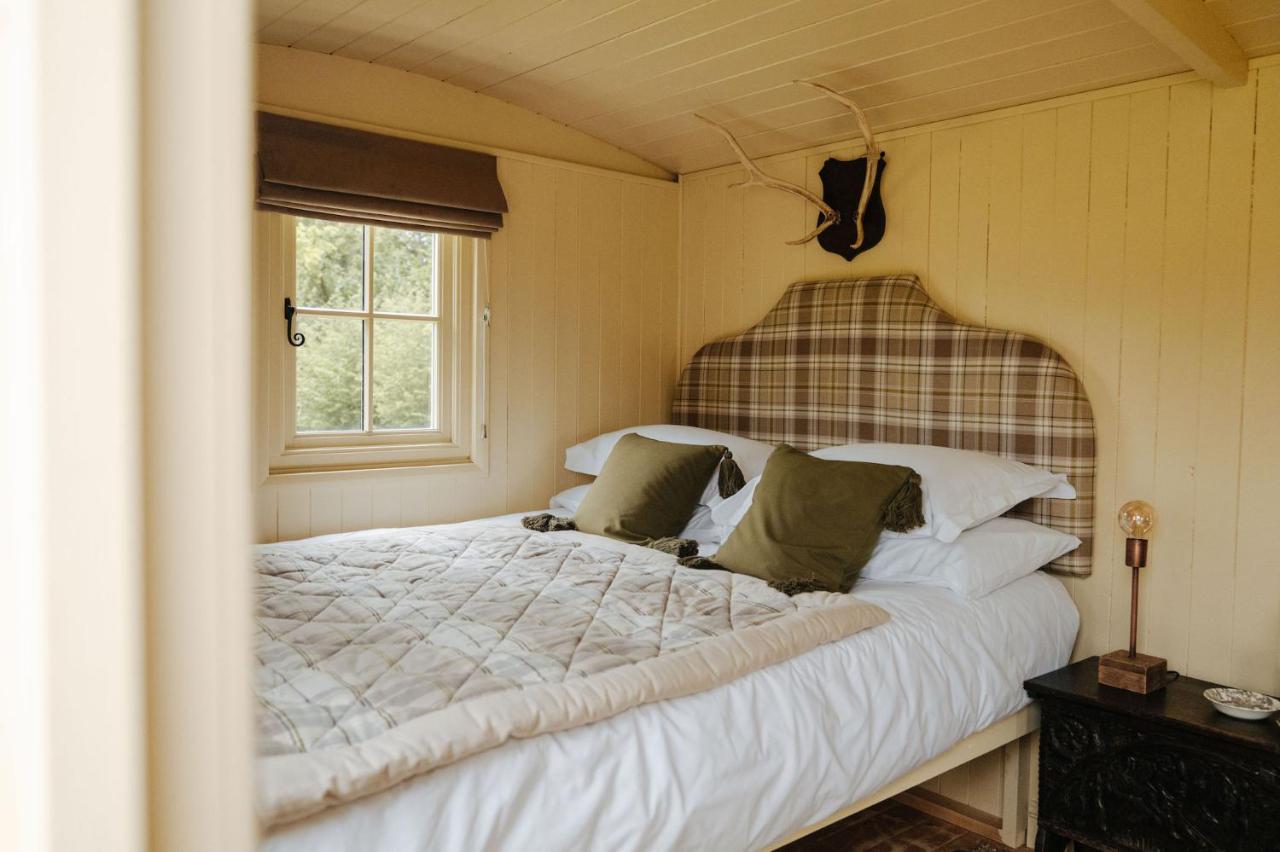 The Shepherds Huts & The Well Lodge At Ormesby Manor Ormesby Saint Michael Esterno foto