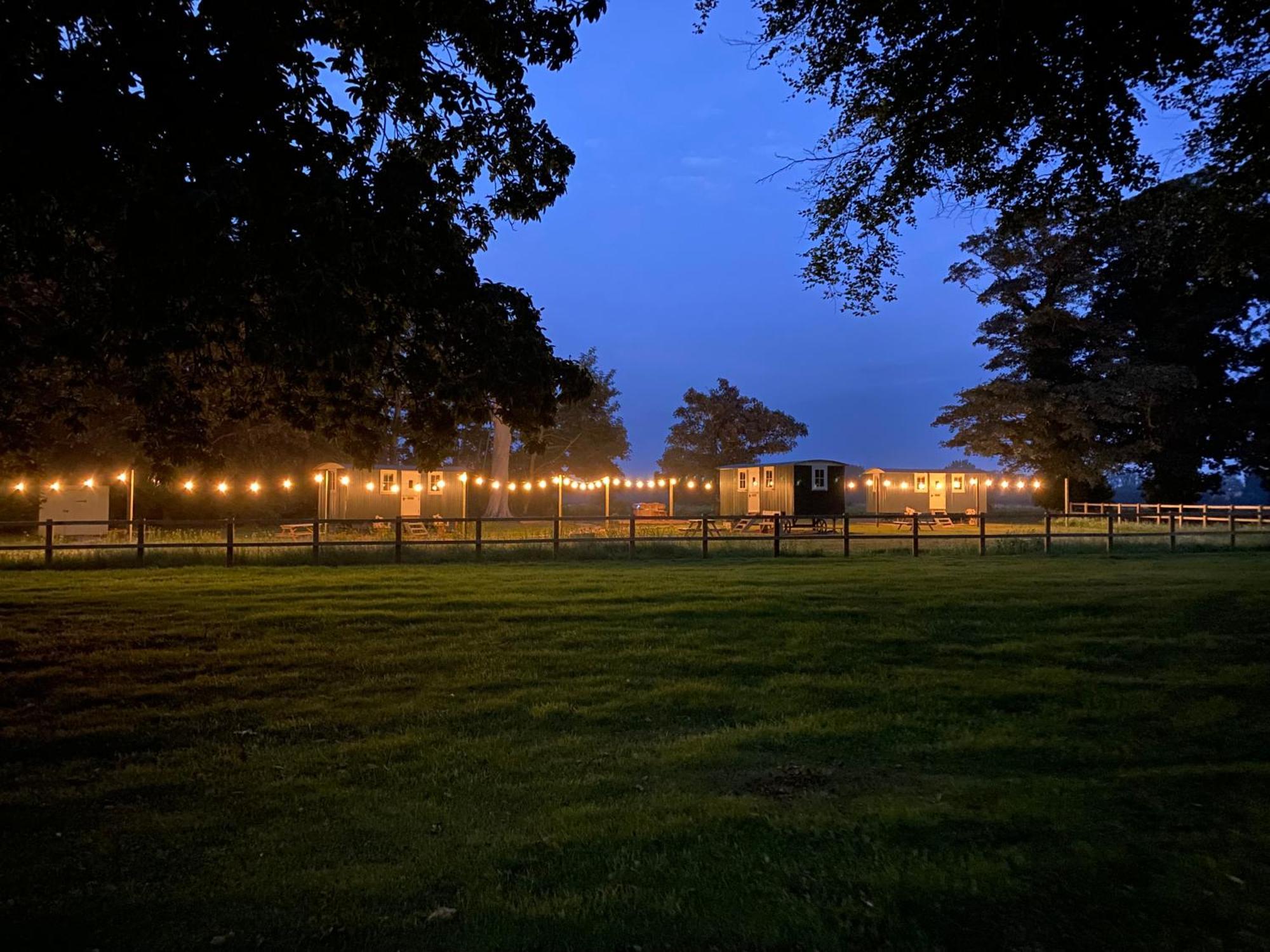 The Shepherds Huts & The Well Lodge At Ormesby Manor Ormesby Saint Michael Esterno foto